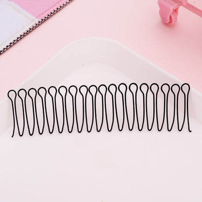 Flexible comb with invisible grip for loose hair